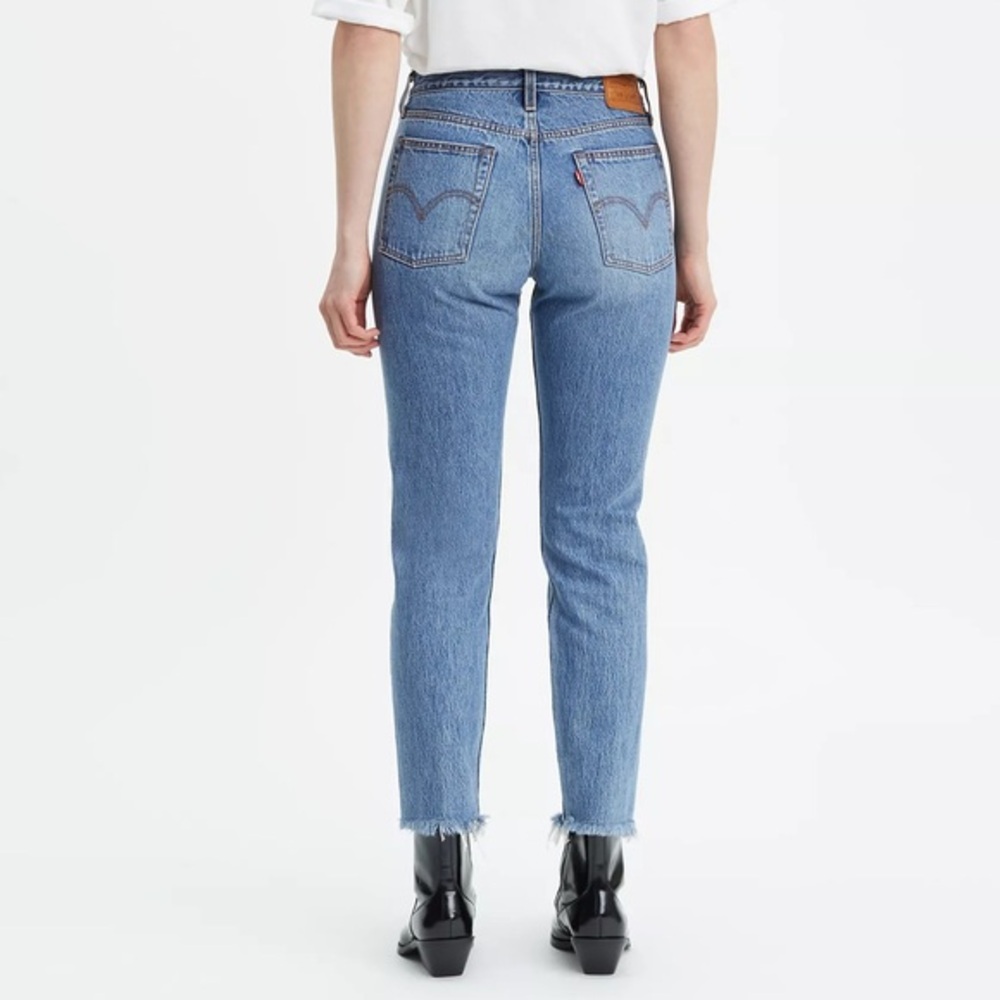 Levi's Premium Wedgie Fit Ankle‎ Womens Jeans 29 Medium Wash Distressed Raw Hem - Picture 2 of 9